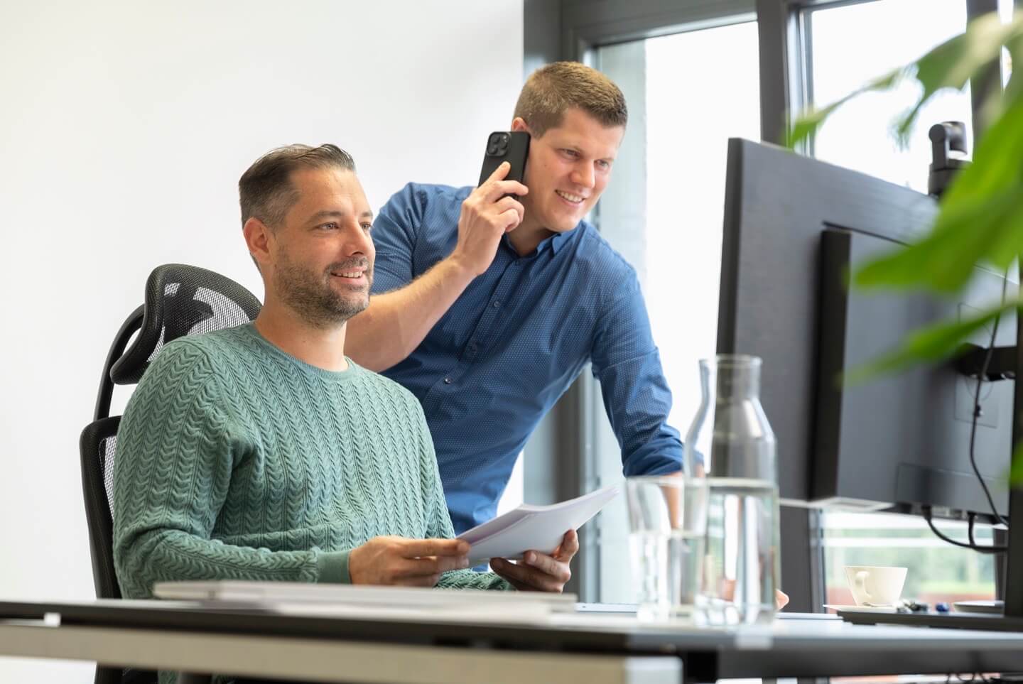 Polygran Mitarbeiter, die gemeinsam arbeiten.